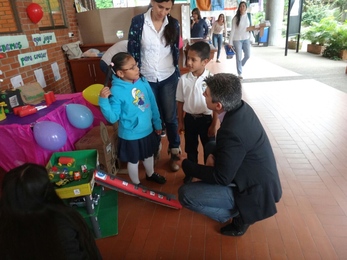 Secretario conoce proyectos de estudiantes en Taller de Lenguaje 1